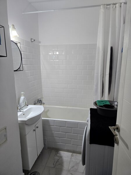 Dristor, chiar la gura de metrou, 5 minute mall si parc IOR,