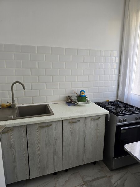 Dristor, chiar la gura de metrou, 5 minute mall si parc IOR,